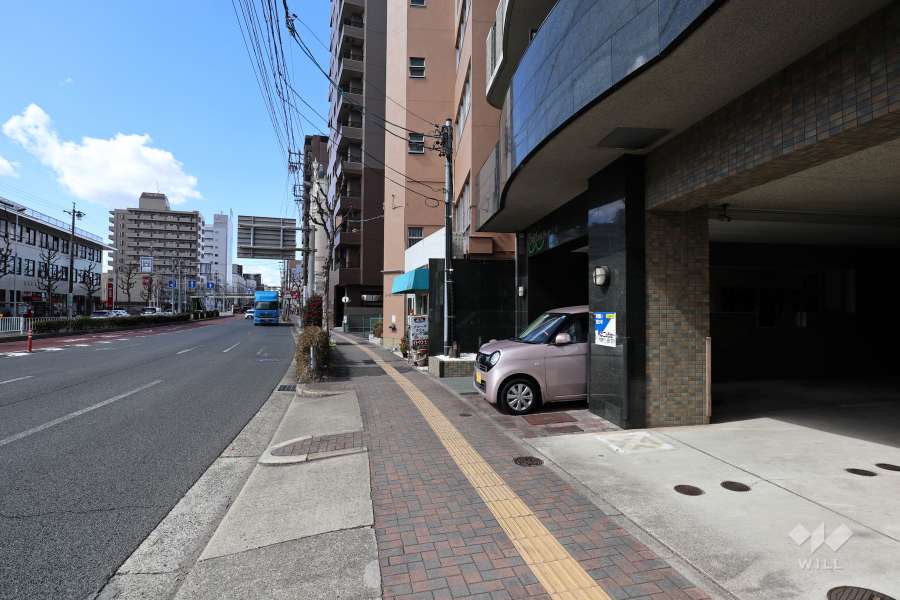 敷地南側の前面道路（東側から）