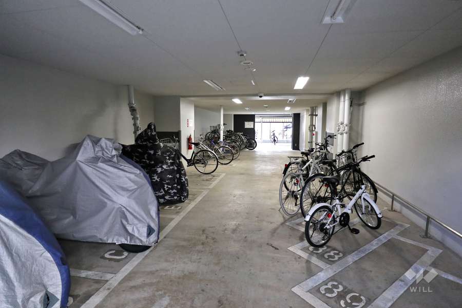 バイク置場と駐輪場