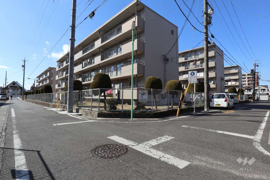 長栄住宅南側前面道路と東側道路（小幡小六3号線）