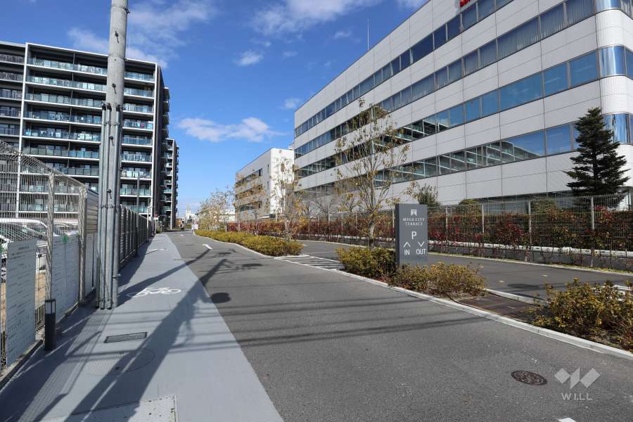 敷地東側の前面通路