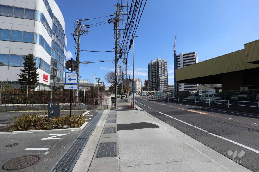 敷地南東側の前面道路（南西側から）