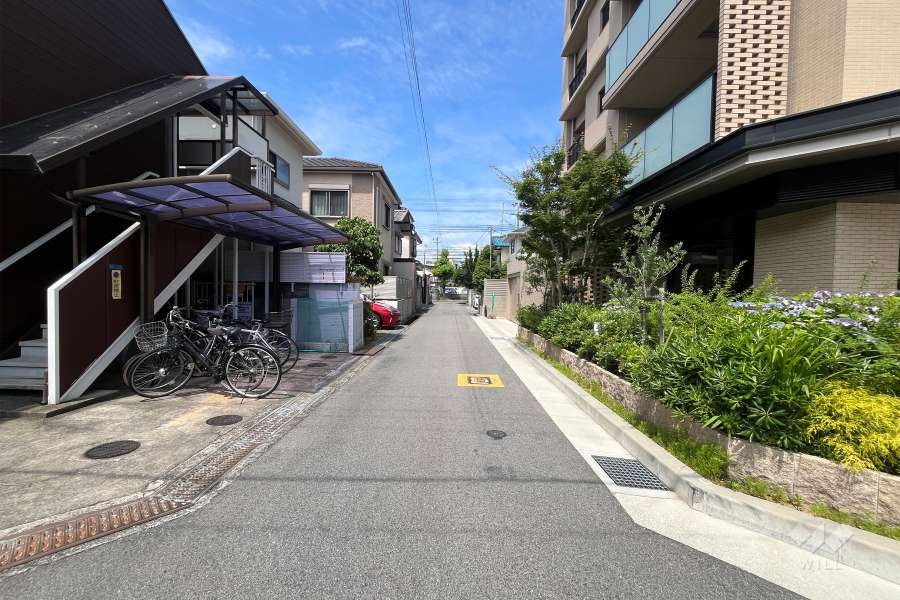 敷地南側の前面道路（東側から）