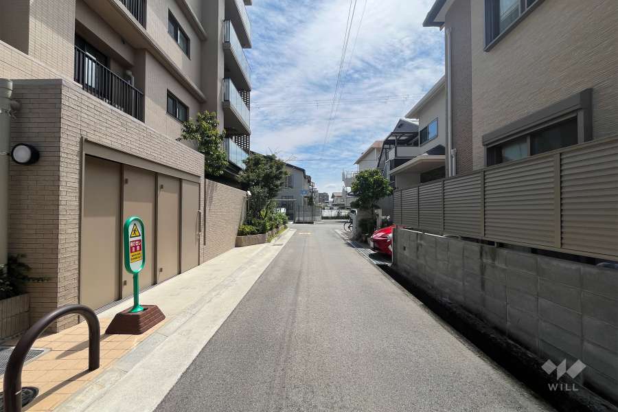 敷地南側の前面道路（西側から）