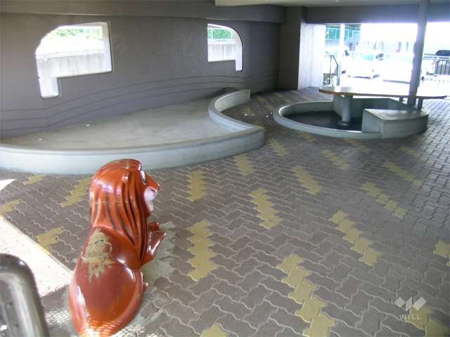 遊具の設置されたピロティ