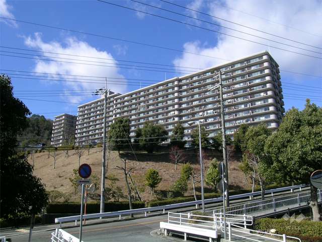 ジャルダン宝塚中山台弐番館の全体。手前がB棟、左奥がA棟です。