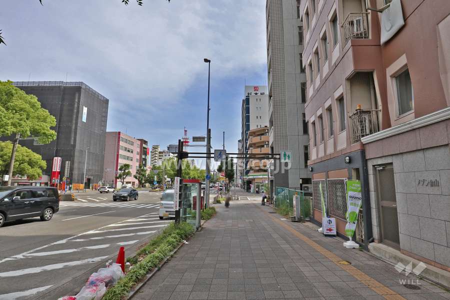 敷地東側は国道22号（伏見通り）に面しています。