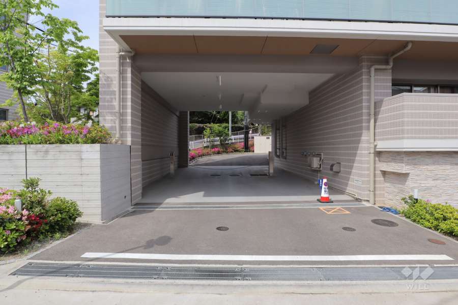 駐車場の出入口（ロボットゲート付き）
