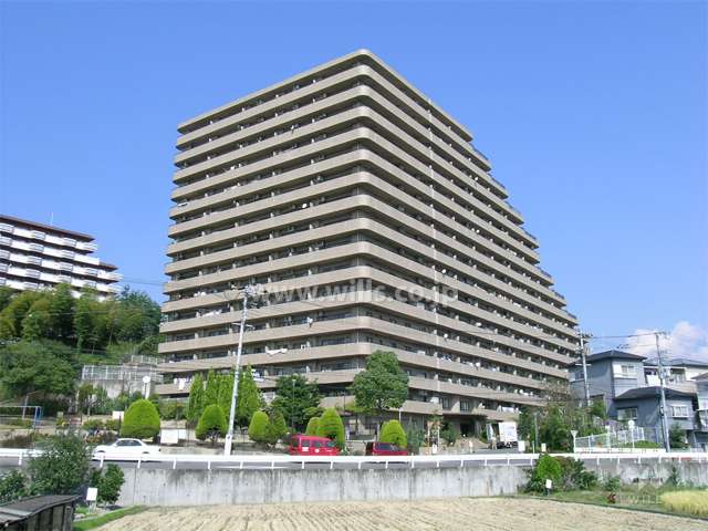 キングマンション千里万博公園の外観（南東側から）