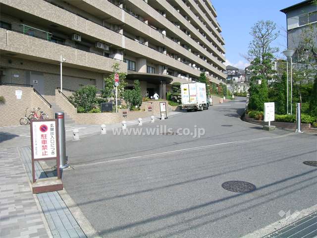 ロボットゲート付きの敷地入り口