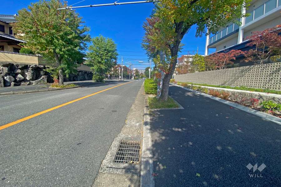 敷地西側の前面道路