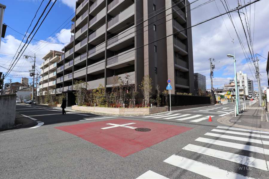 敷地南側と東側の前面道路（南東側から）