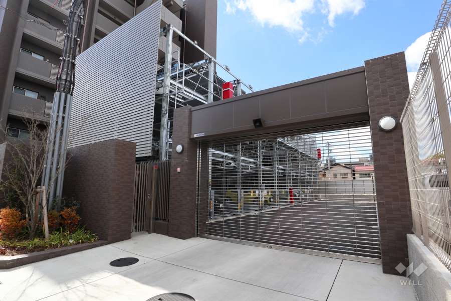 駐車場の出入り口（リングシャッター付き）・敷地内駐車場（屋外機械式）