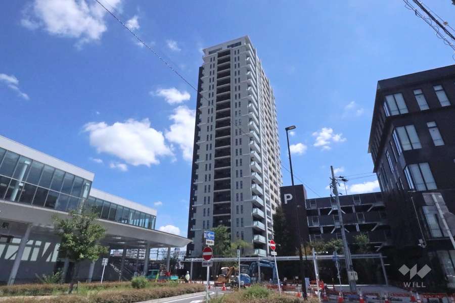 プラウドタワー春日井の外観（南西側から※2021年7月現在、新築工事中