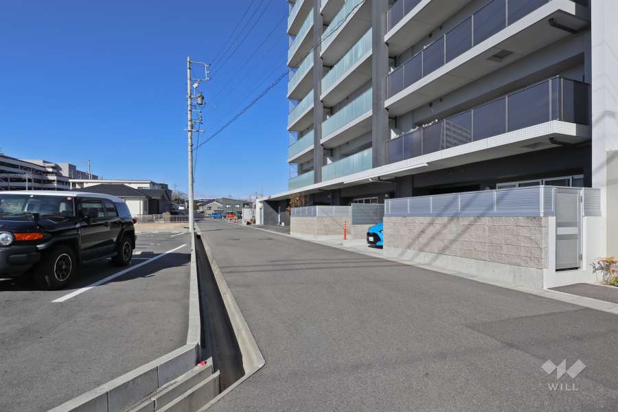 敷地南側の前面道路。道幅約5mあり駐車時もスムーズです。