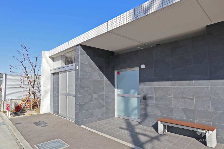駐輪場入り口とゴミ置き場