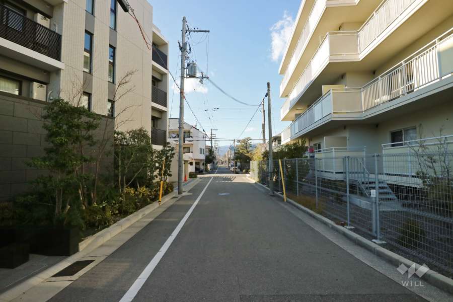 敷地北側の前面道路（東側から）