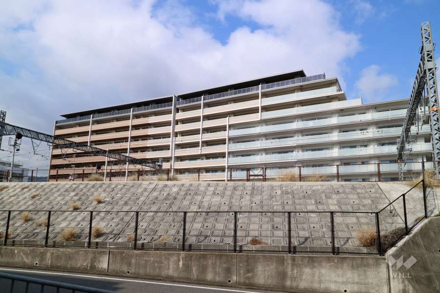 摩耶シティSTATION AXISの外観（南側から）