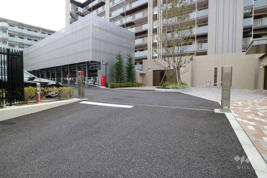 駐車場の出入口（ロボットゲート付き）