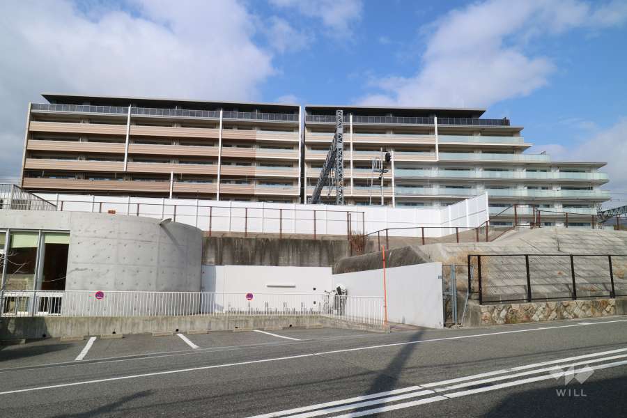 摩耶シティSTATION AXISの外観（南側から）