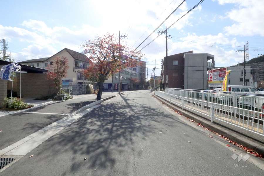 敷地西側の前面道路