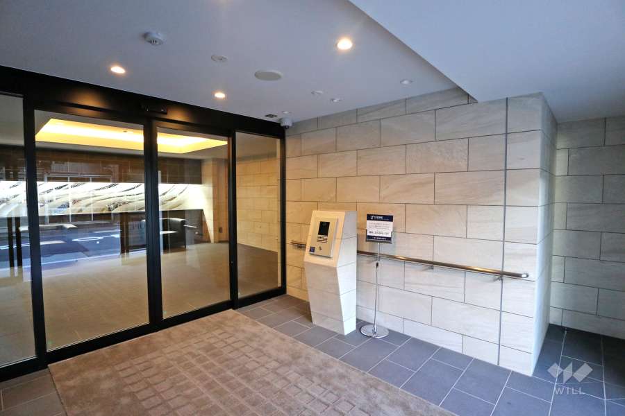 エントランスはオートロック付きです。