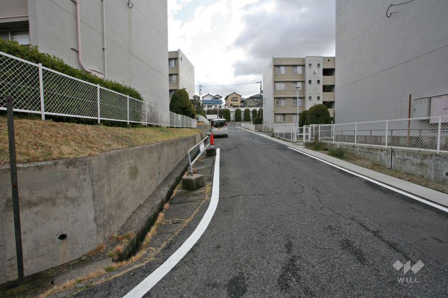 敷地南西側の前面道路（北西側から）