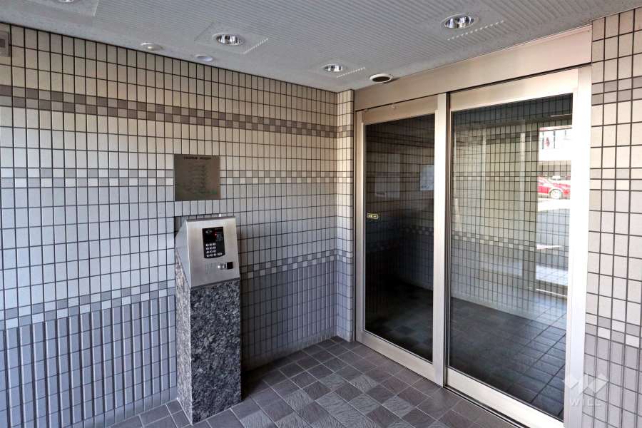 エントランスはオートロック付きです。