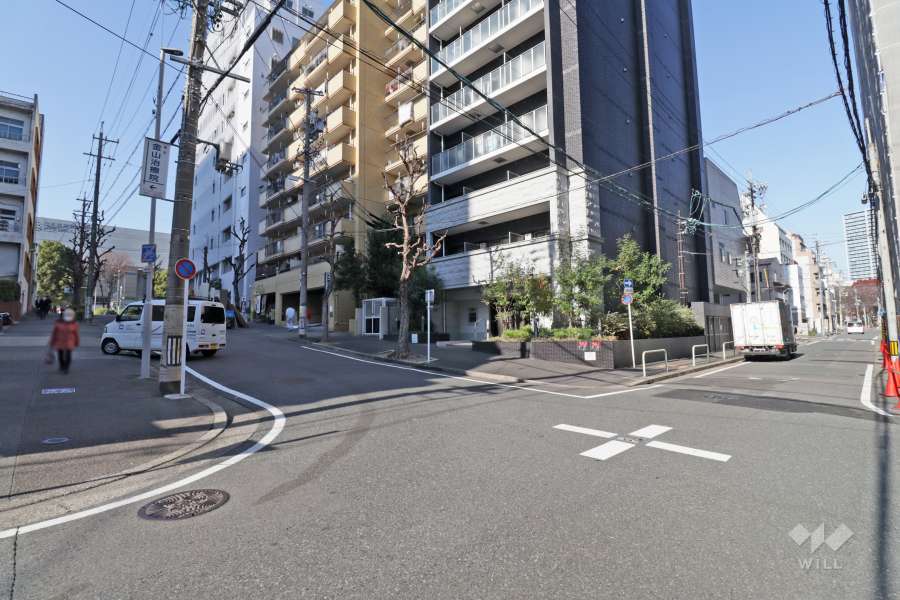 敷地南側の前面道路（東側から）