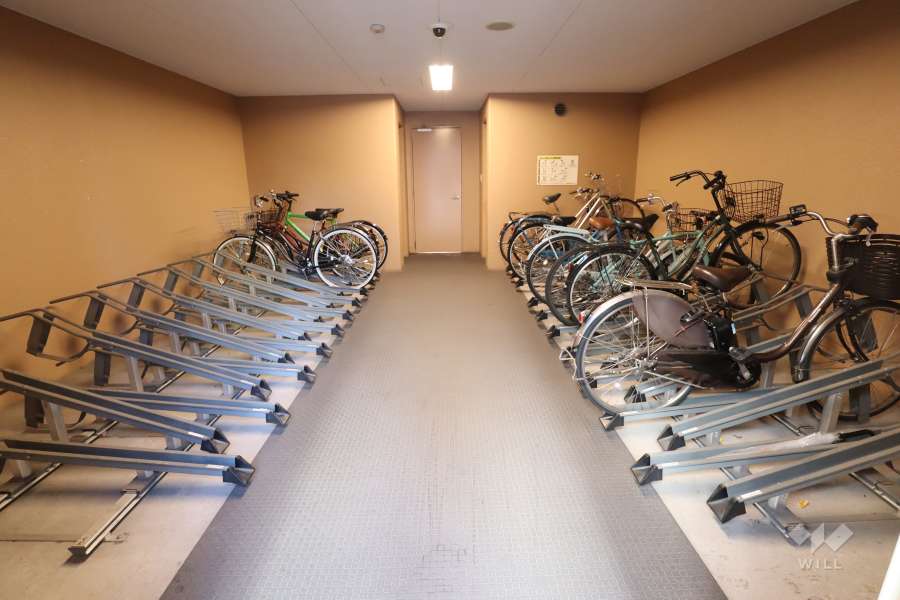 屋内に設けられた駐輪場