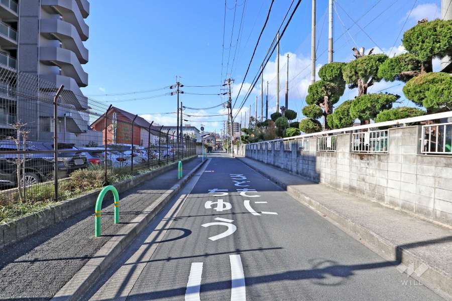 敷地北側の前面道路（東側から）