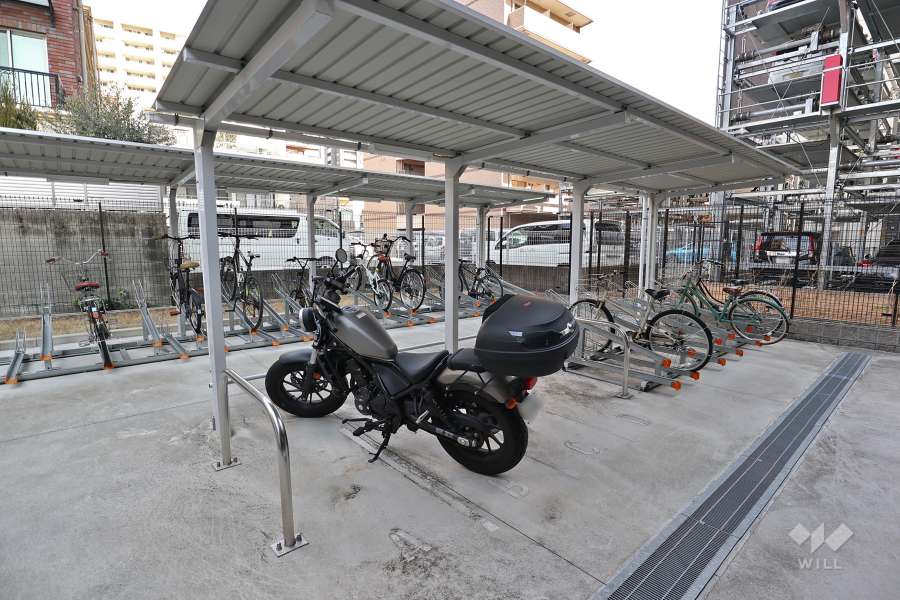 バイク置場と駐輪場