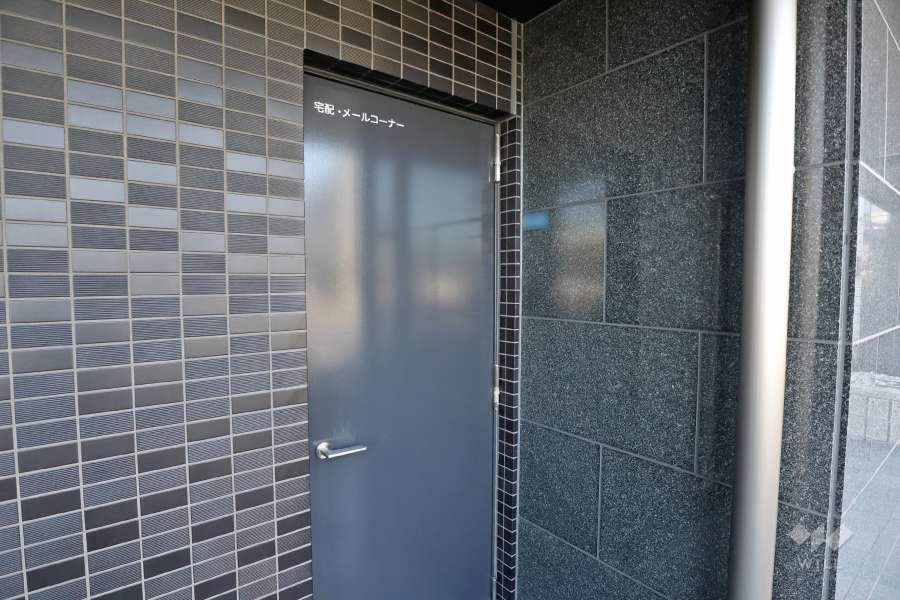 宅配ボックスと共用ポストへの入り口