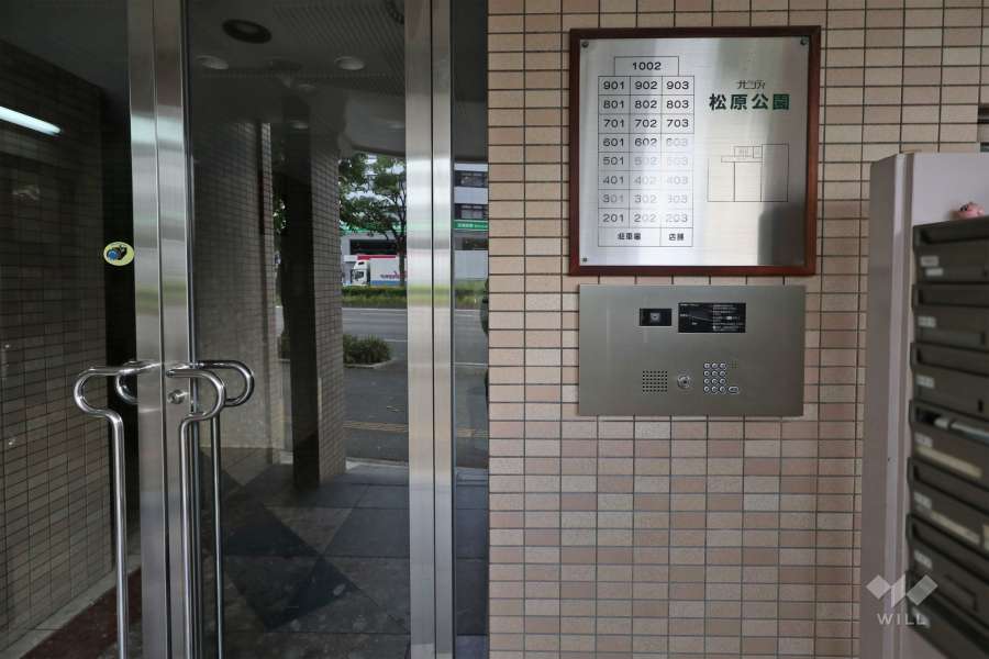 エントランスはオートロック付きです。