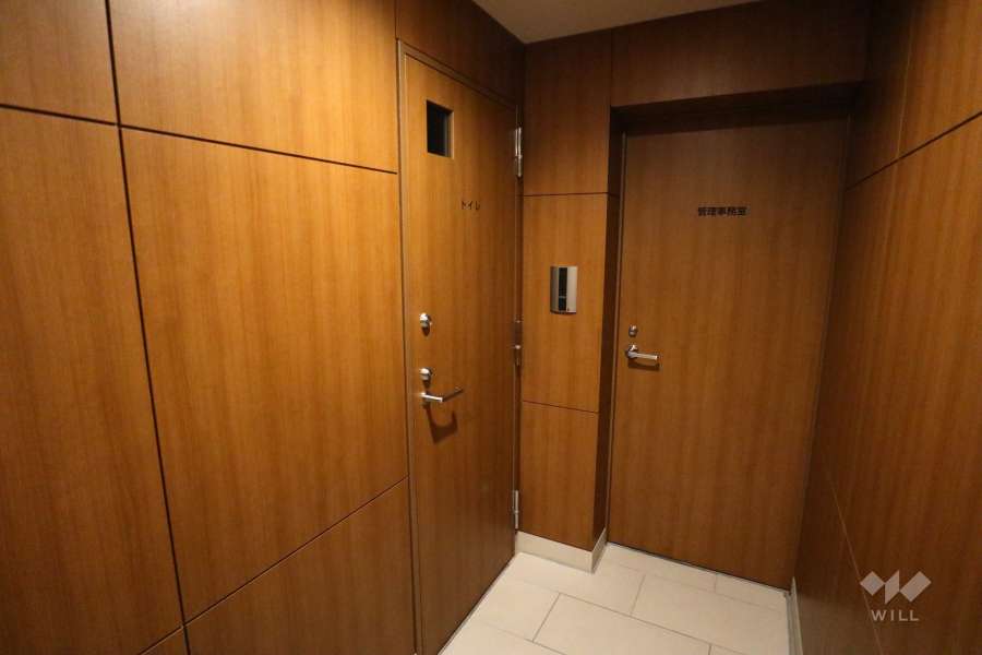 管理事務室と共用トイレ