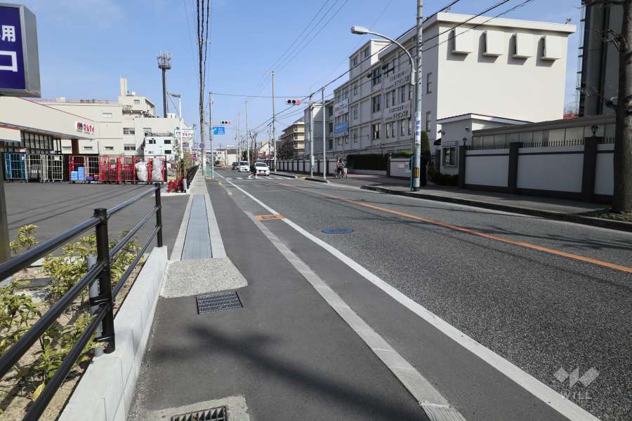 敷地南側の前面道路（西側から）
