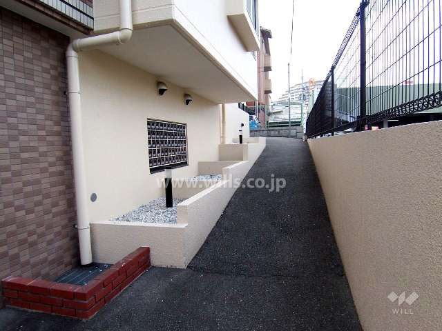駐輪場へ入る通路