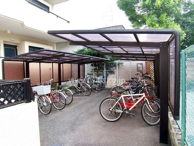 マンション裏手に駐輪場があります。