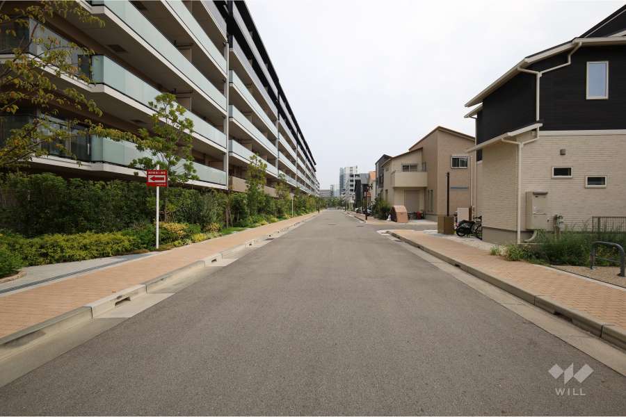 敷地南西側の前面道路（西側から）