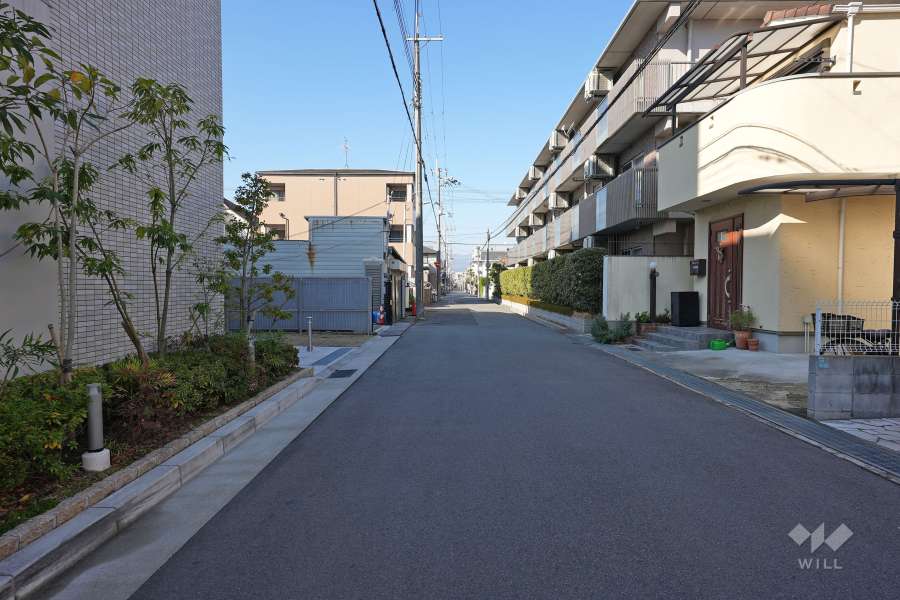 敷地北東側の前面道路（東側から）