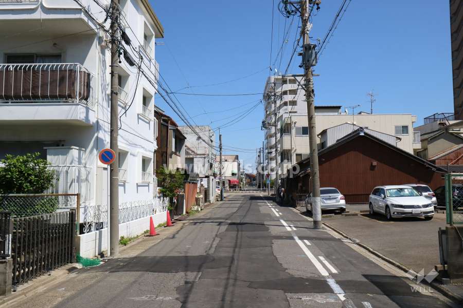 敷地南側の前面道路。一方通行道路です。