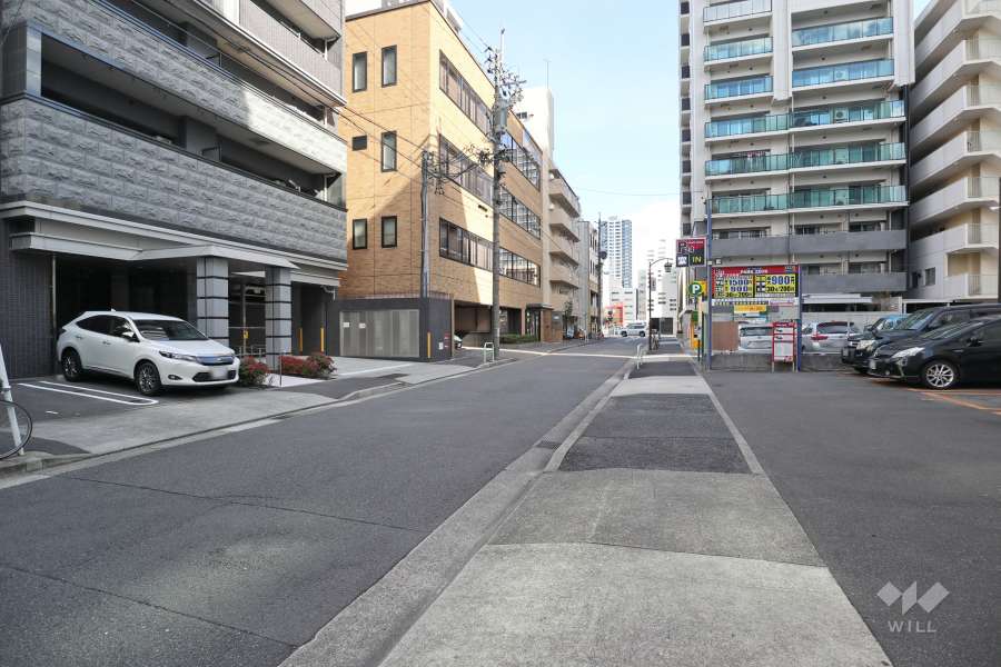 敷地南側の前面道路（南西側から）