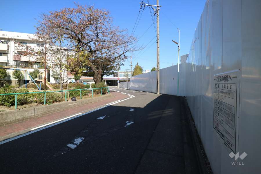 敷地西側の前面道路（南側から）