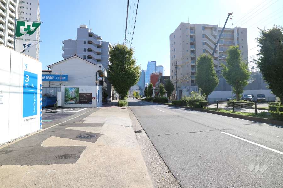 敷地南西側の前面道路（北西側から）