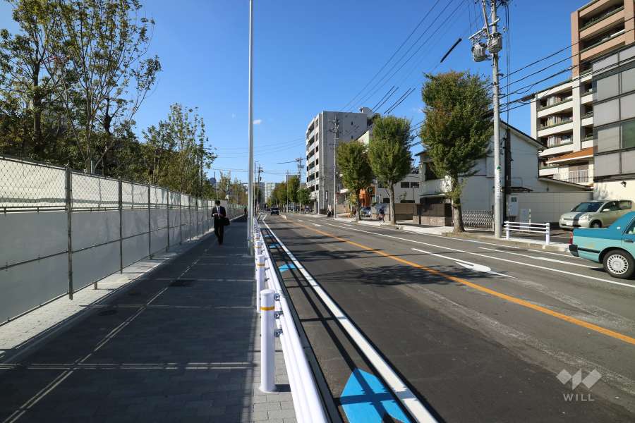 敷地北側の前面道路（東側から）