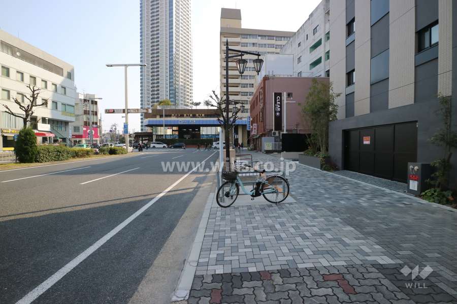 敷地北側の前面道路（西側から）