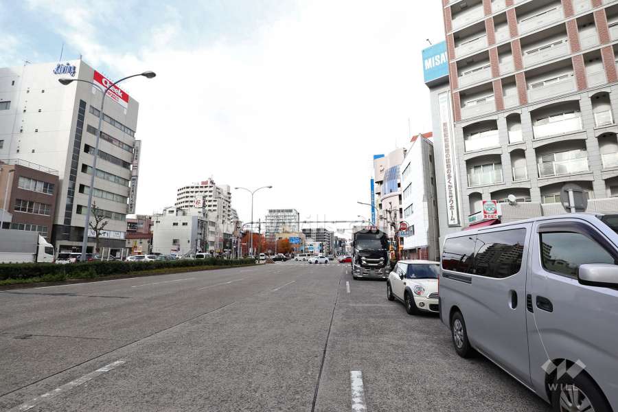 敷地西側の前面道路（片側5車線）