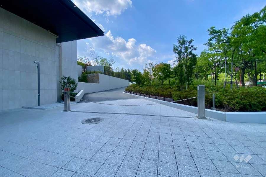 駐車場の出入り口（ロボットゲート付き）　