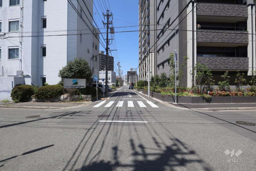 敷地西側の前面道路