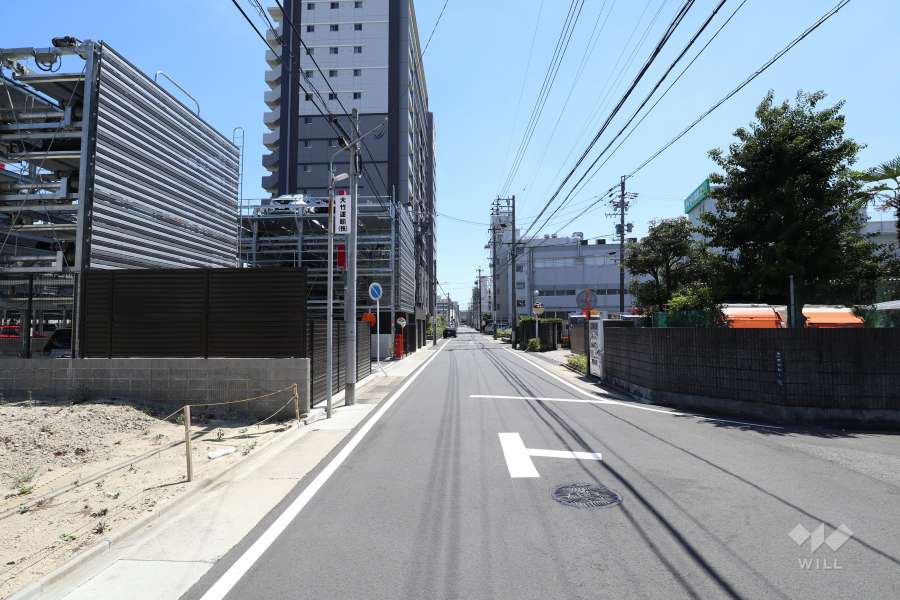 敷地西側の前面道路