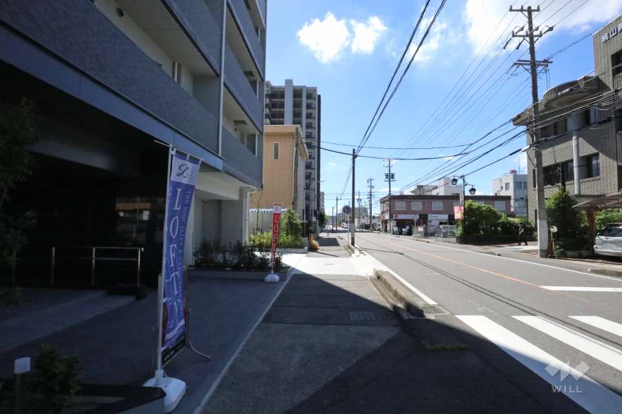 敷地南西側の前面道路（北西側から）